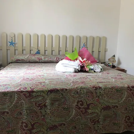 לינה וארוחת בוקר Flo'